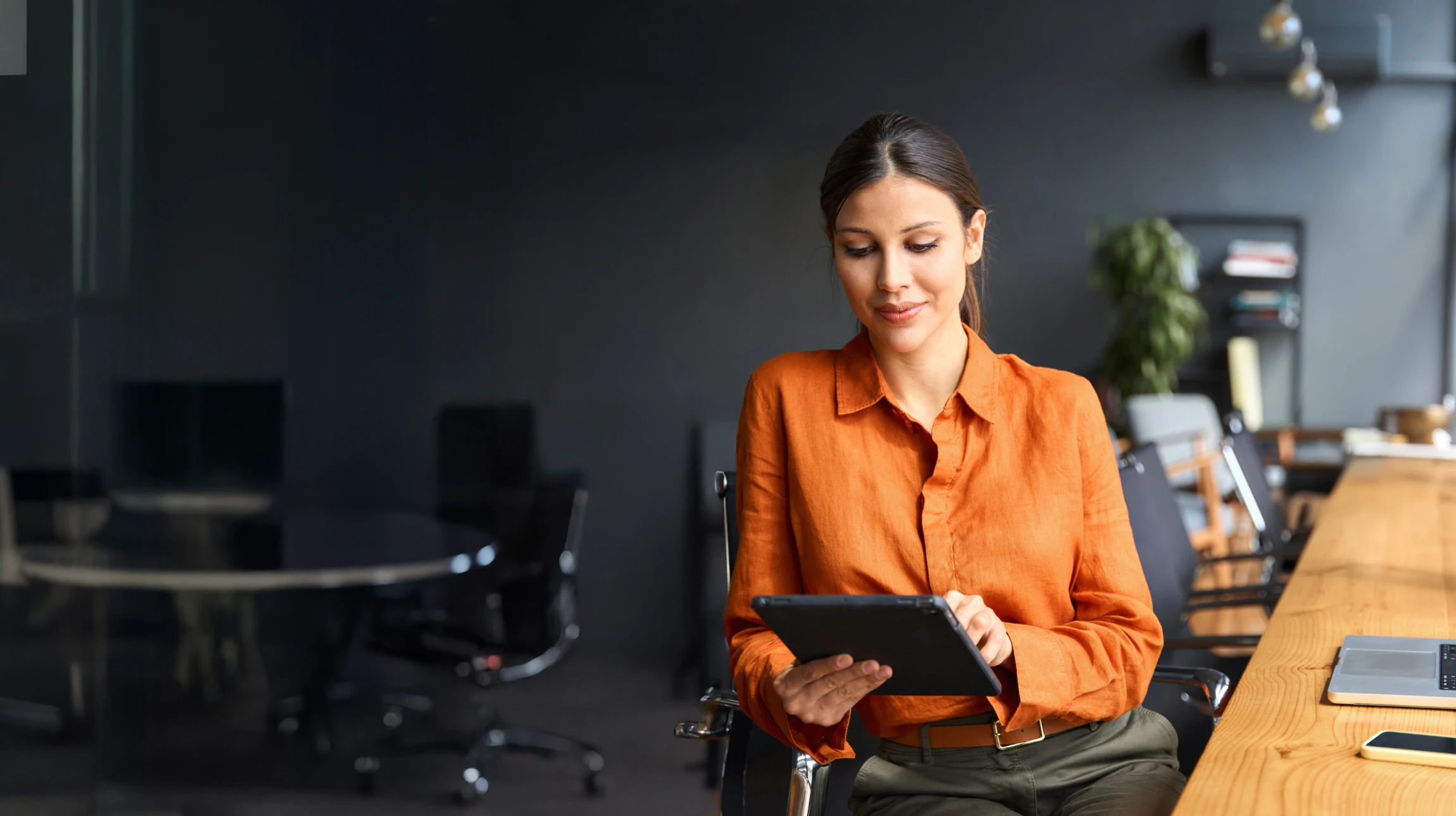 Jeune homme d'affaires travaillant avec un ordinateur portable au bureau